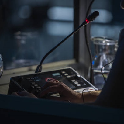 Simultane Çeviri: Gerçek Zamanlı Anlam Aktarımı